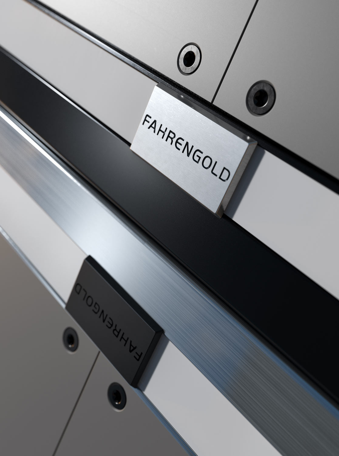Nahaufnahme eines rechteckigen Pads mit dem Schriftzug "FAHRENGOLD" auf gebürstetem Metallhintergrund.