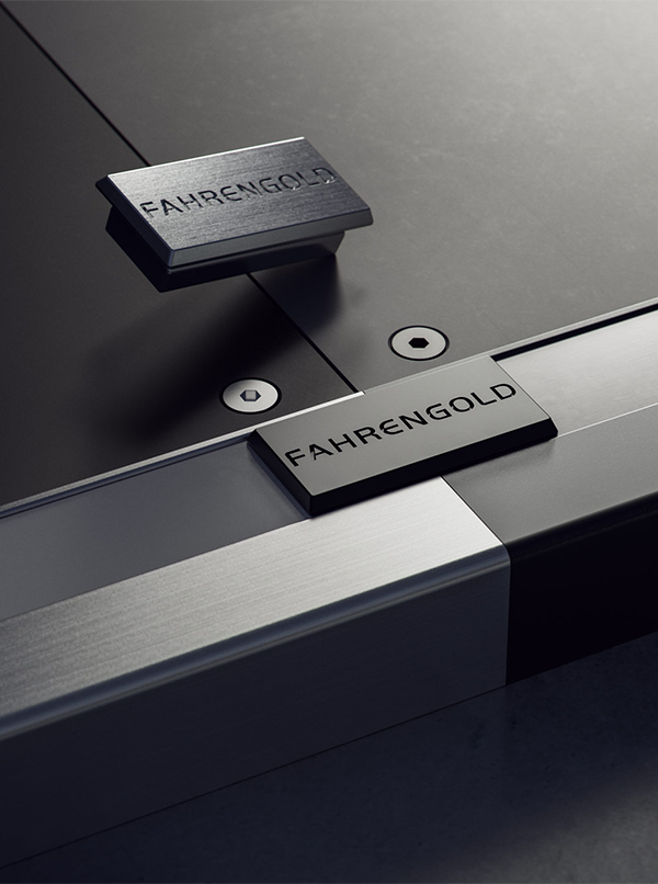 Zwei rechteckige Fahrzeugpads auf einer Oberfläche, beide mit der Aufschrift "FAHRENGOLD".