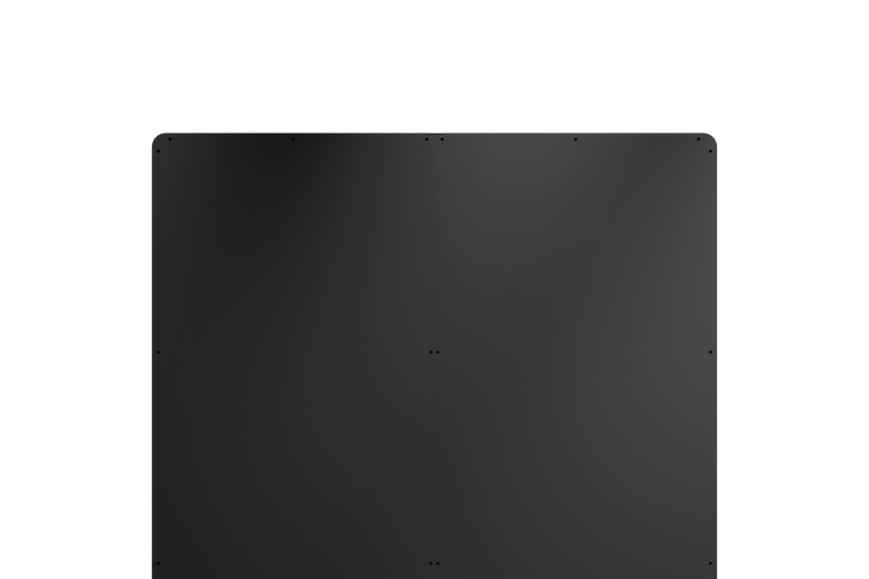 Schwarzes rechteckiges Pad für Fahrzeuge, mit kleinen Befestigungslöchern an den Ecken und Kanten.