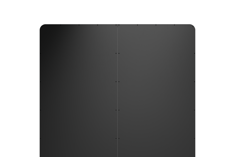 Schwarzes, rechteckiges Pad für Fahrzeuge mit abgerundeten Ecken und sichtbaren Befestigungspunkten.