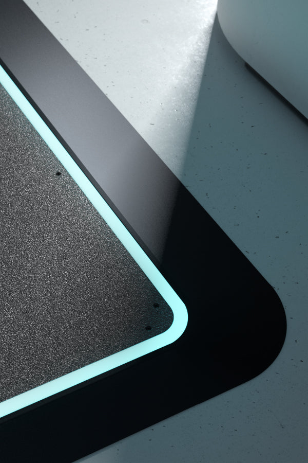 Nahaufnahme eines rechteckigen Fahrzeugpads mit leuchtendem Rand auf grauem Boden.