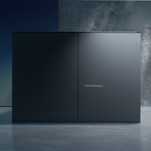 Schwarzes, rechteckiges Pad mit der Aufschrift "FAHRENGOLD" auf einer Betonfläche vor einer strukturierten Wand.