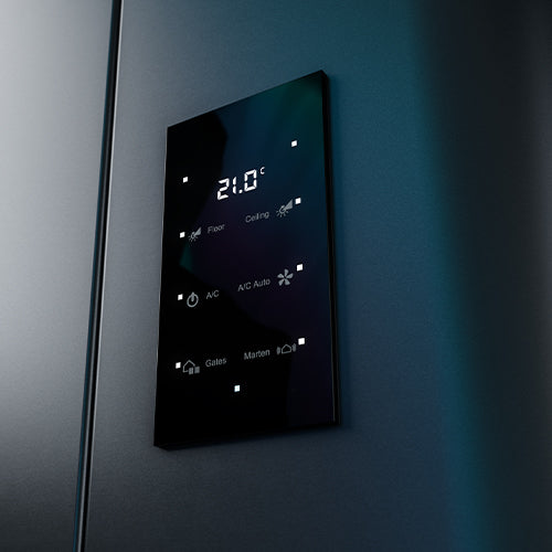 Schwarzes Touchscreen-Bedienfeld zur Steuerung der Klimaanlage zeigt 21,0°C an.