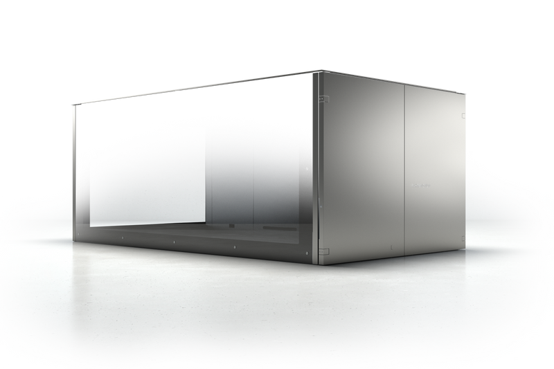 Rechteckiger Fahrzeugpad mit einer glatten, silbernen Oberfläche auf hellem Boden.