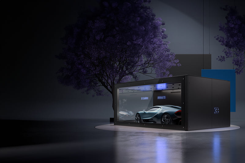 Futuristische Fahrzeugpräsentation in einem beleuchteten, rechteckigen Glaskasten neben einem lila Baum.